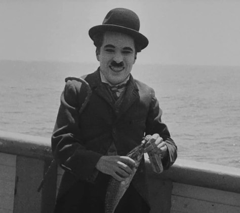 Charles Chaplin: Em 1975, o ator e diretor de cinema Charles Chaplin foi agraciado com o título de Cavaleiro Comandante do Império Britânico pela Rainha Elizabeth II.