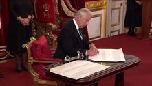 Rei Charles 3º usa a própria caneta após frustrações anteriores