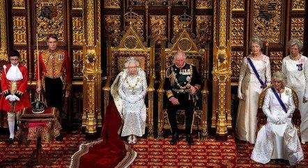 Rainha Elizabeth, ao lado do filho, o príncipe Charles. À direita, Camila Parker Bowles