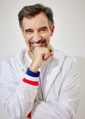 Charles Fricks é o misterioso Ademir de "Terra e Paixão"
