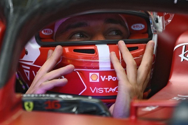 O piloto monegasco da Ferrari, Charles Leclerc, se prepara para competir no primeiro treino livre do Grande Prêmio da Bélgica de Fórmula 1 na pista de Spa-Francorchamps em Spa, em 26 de agosto
