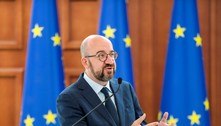 Líder do Conselho Europeu precisa se proteger durante ataque em visita à Ucrânia