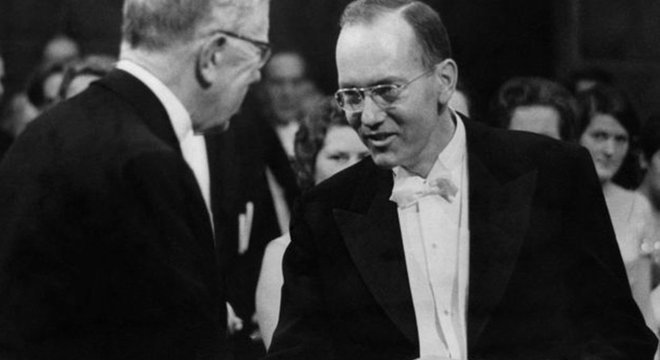 Charles Townes, em 1964, recebendo o Prêmio Nobel de Física 