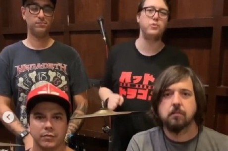 Alexandre Abrão e músicos do Charlie Brown Jr