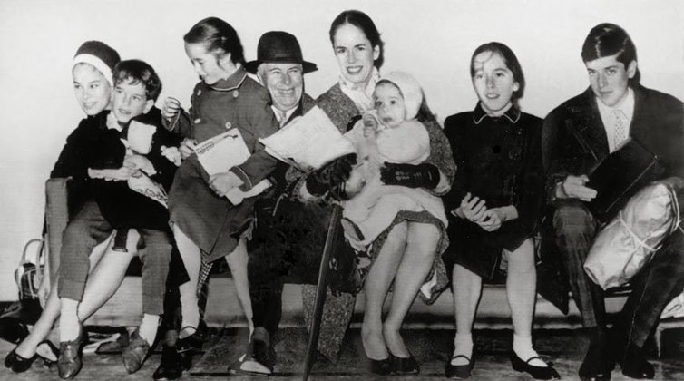 Charlie Chaplin - O comediante britânico, ícone do cinema mudo, morreu aos 88 anos (1977). Teve 11 filhos, de três mulheres. Dois viraram atores: Sidney Chaplin, pouco conhecido, e Geraldine Chaplin, que conquistou fama e, curiosamente, interpretou sua própria avó no filme sobre a vida de Charlie.