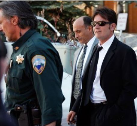 Charlie Sheen - Problemas recorrentes com drogas.  Em 1998, foi preso com cocaína. Depois, por agredir a esposa. Fez reabilitação, ficou em condicional, causou danos num hotel, voltou à reabilitação. 