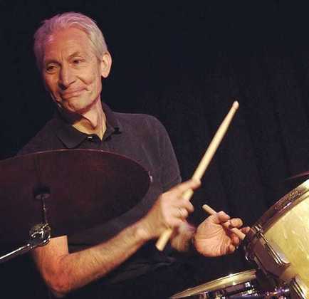 O baterista do Rolling Stones, Charlie Watts, morreu aos 80 anos nesta terça-feira (24). O músico se juntou aos grupo durante o primeiro ano de existência da banda, que já contava com a dupla Mick Jagger e Keith Richards entre os fundadores (Ron Wood chegaria somente em 1975). Relembre a trajetória do artista! 