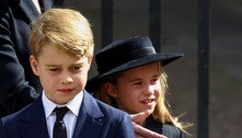 Princesa Charlotte repreende o irmão, príncipe George, durante funeral: 'Você precisa se curvar'
