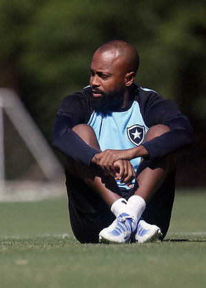 Chay, meio-campista do Botafogo, será desfalque contra o Coelho