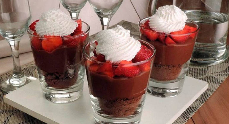 Cheesecake de chocolate com morango no copinho
