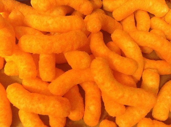 Cheetos - Numa porção de apenas 25g, há entre 99 mg e 173 mg de sódio; e entre 4 e 6 gramas de gordura. Além disso, tem corante artificial. Tem 121 calorias. Mas, para muitos, os cheetos são viciantes. 