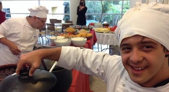 Chef com Síndrome de Down, Pedro Brandão Carrera, se formou em gastronomia