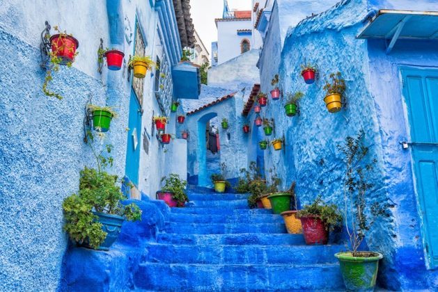 Chefchaouen, Marrocos: A cidade é recheada de becos pintados com um tom azul fascinante. O “Cascades d'Akchour” e o Parque Nacional Talassemtane são locais bem populares por lá.