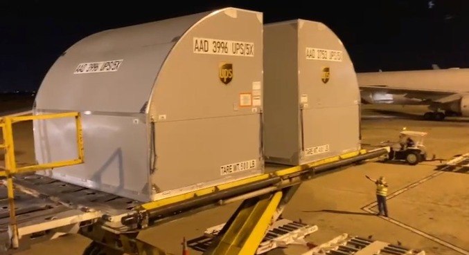 Carga de vacinas da Pfizer é retirada de avião no aeroporto de Viracopos, em Campinas (SP)