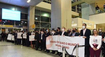 Fiéis foram ao aeroporto receber os pastores