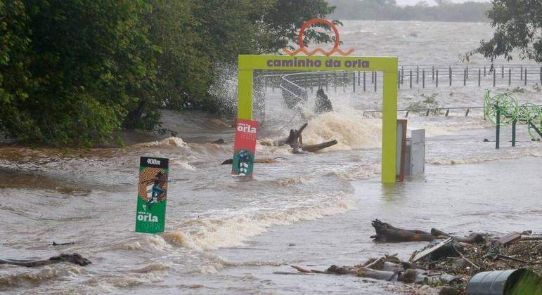 A Defesa Civil do Rio Grande do Sul distribuiu nesta quarta-feira (27) alerta a 20 municípios para risco de inundações e outros danos em razão dos grandes volumes de chuvas