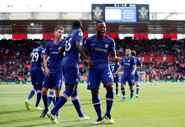 Quem está subindo na tabela é o Chelsea. Mesmo atuando fora de casa, a equipe não tomou conhecimento do Southampton e venceu por 4 a 1. Os gols foram marcados pelo artilheiro Tammy Abraham, Mason Mount, N'Golo Kanté e Michy Batshuayi. Danny Ings descontou