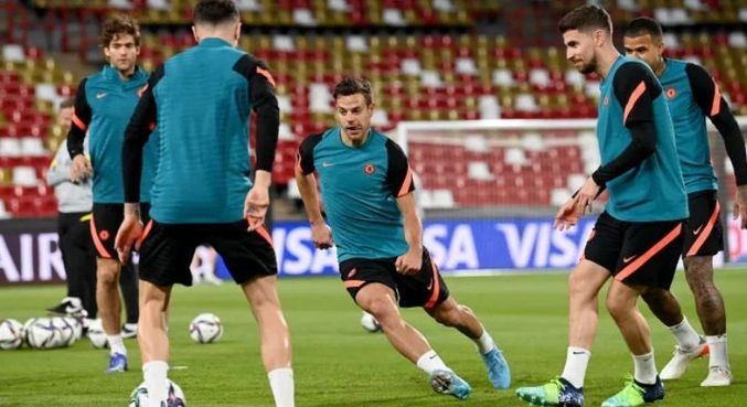 Azpilicueta (ao centro) e o Chelsea realizam atividade pensando na semifinal