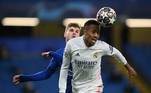 Éder Militão vencendo disputa no ar com Timo Werner, afastando o perigo da área do Real Madrid