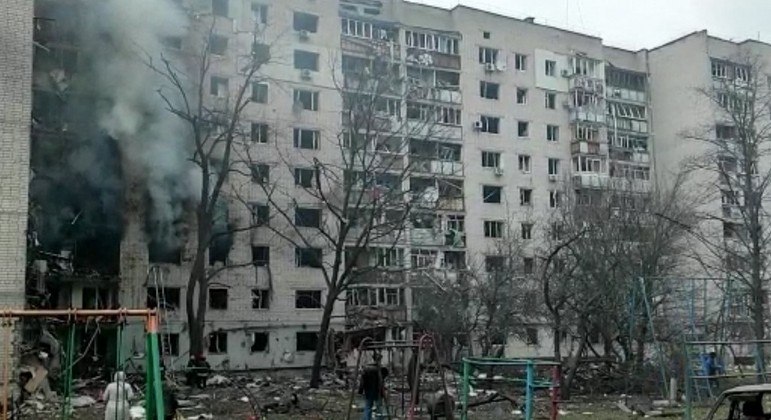 Prédio de apartamentos foi atingido durante um bombardeio em Chernigov