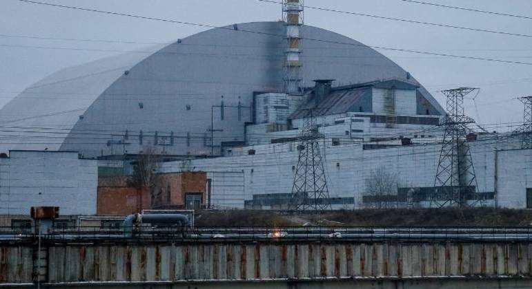 Estrutura cobre o reator número 4 danificado da Usina Nuclear de Chernobyl
