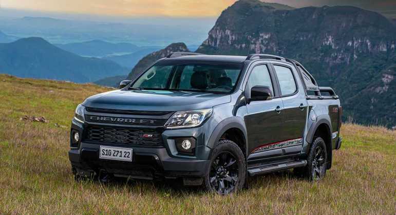 Modelo conta com grade pintada na cor preta e tem a logomarca Z71 em vermelho e prata