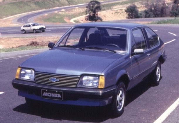 O Monza, da Chevrolet, também fez sucesso no Brasil. Ele é de 1982. As versões Classic/ SL/e/SR 1.8, de 1985, custam R$ 3.962, na Tabela Fipe.