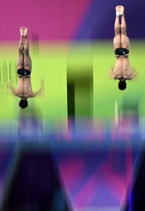 Chew Yiwei e Tze Liang Ooi, ambos da Malásia, competem na final do salto de 3 metros sincronizado masculino em 5 de agosto, o oitavo dia dos Jogos da Commonwealth, no Centro Aquático Sandwell, em Birmingham, no centro da Inglaterra