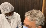 Chico Buarque foi vacinado contra a covid-19, no dia 10 de março. O cantor e compositor de 76 anos compareceu ao posto de imunização no Planetário do Rio de Janeiro, na Gávea, zona sul da cidade. Nas redes sociais, ele comemorou: 'Vacinem-se. Viva o SUS!'