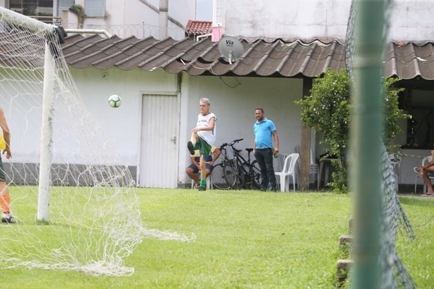 Aos 75 anos, Chico Buarque joga futebol com amigos no Rio - Quem