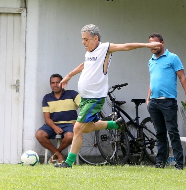 Aos 75 anos, Chico Buarque joga futebol com amigos no Rio - Quem