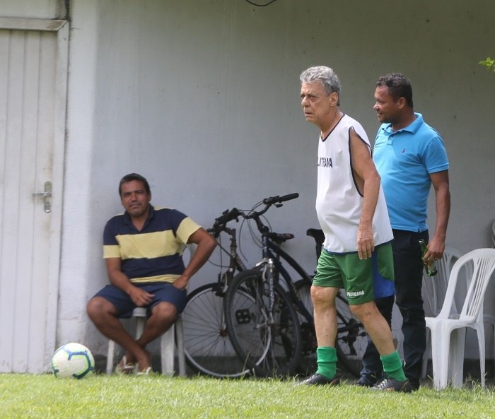 Aos 75 anos, Chico Buarque joga futebol com amigos no Rio - Quem