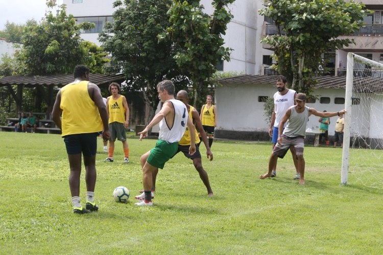 Aos 75 anos, Chico Buarque joga futebol com amigos no Rio - Quem