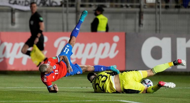 Bandeirinha brasileiro teve de usar equipamento improvisado no jogo Chile x Argentina