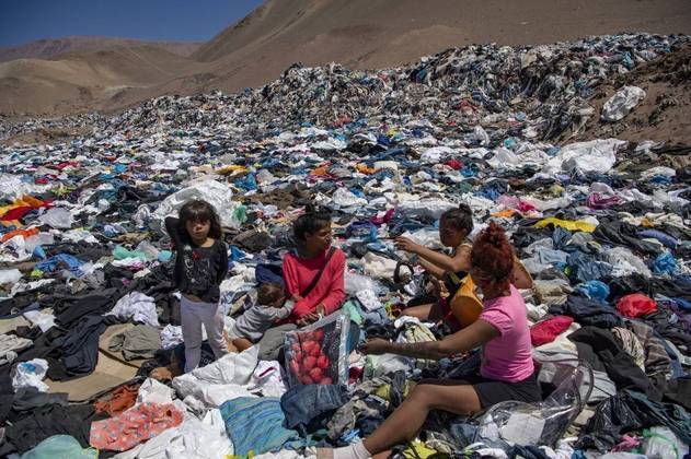 Em outro lugar, Sofía e Jenny, duas jovens venezuelanas que cruzaram a fronteira entre a Bolívia e o Chile há poucos dias, a cerca de 350 km do aterro, escolhem 