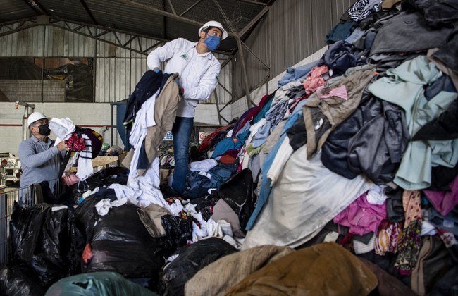 O mesmo relatório revela que apenas a produção de jeans necessita de 7.500 litros de água, destaca que a fabricação de roupas e calçados gera 8% dos gases de efeito estufa e que 