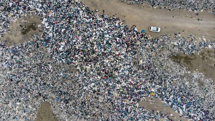 São roupas feitas na China ou Bangladesh e compradas em Berlim ou Los Angeles, antes de serem jogadas fora. Pelo menos 39 mil toneladas acabam como lixo no deserto na área de Alto Hospício, no norte do Chile, um dos destinos finais para roupas 