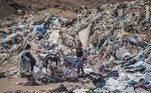 O consumo excessivo e fugaz de roupas, com redes capazes de liberar mais de 50 temporadas de novos produtos por ano, tem feito com que o desperdício têxtil cresça exponencialmente no mundo. O lixo têxtil leva cerca de 200 anos para se desintegrar