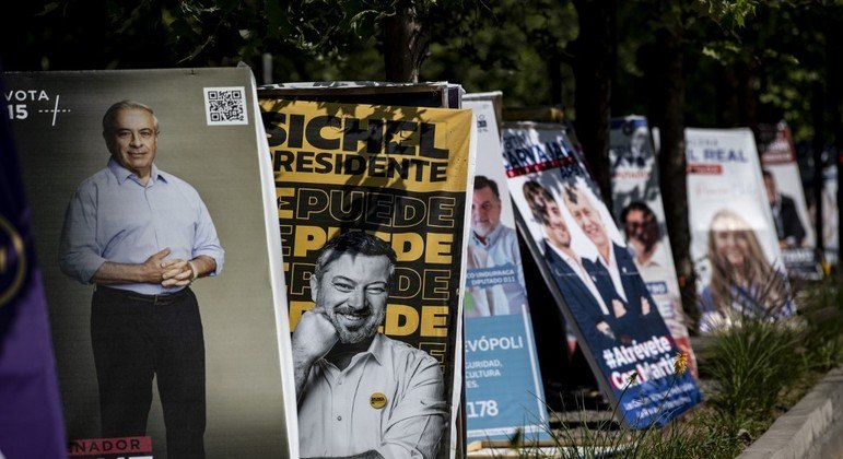 Propagandas de candidatos já estão por todas as partes em Santiago