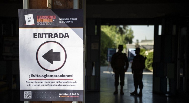 Aviso em entrada de zona eleitoral em Santiago pede que eleitores mantenham distanciamento 
