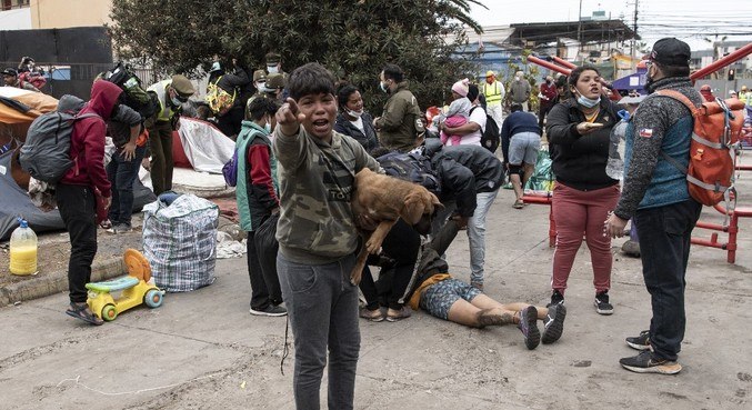 Policía evacua a venezolanos en una plaza del norte de Chile – Noticias