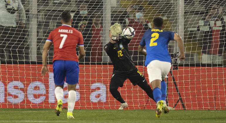 Weverton defende a bola durante Brasil e Chile pelas Eliminatórias para a Copa do Mundo