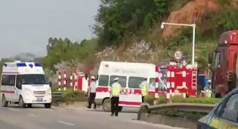 Ambulâncias chegam à região montanhosa de Guangxi após a queda de um avião
