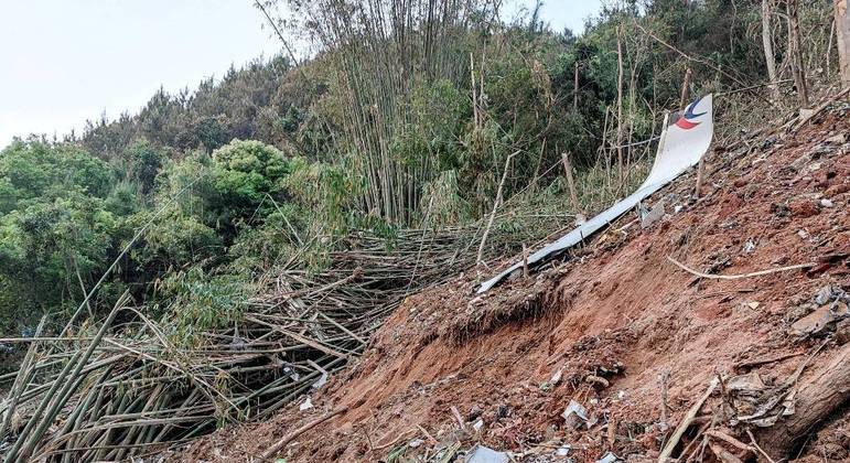 Destroços do avião da China Eastern que caiu em uma área montanhosa no  sudoeste  do país
