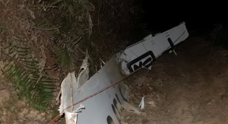 Destroços do Boeing 737 são vistos no local onde o avião caiu na China