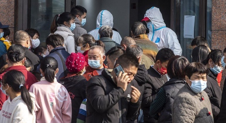 Chineses esperam para realizar teste de Covid-19 na província de Zhejiang