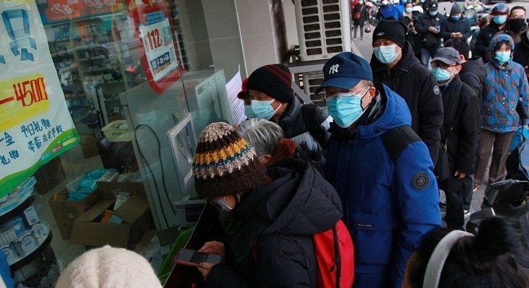 Chineses fazem fila para comprar remédios nas farmácias de Ninjing