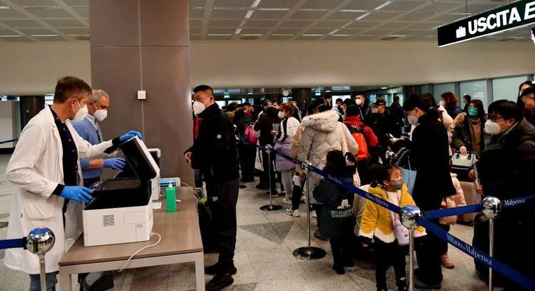Passageiros chineses aguardam teste de covid em aeroporto de Milão
