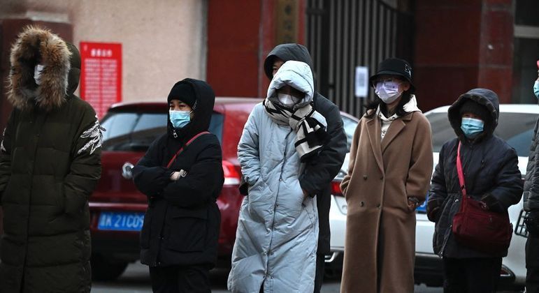 Pessoas aguardam em fila, em Pequim, para fazer teste de detecção do coronavírus