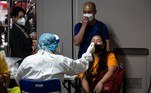 A China registrou, na última segunda-feira (7), o maior número de contágios de Covid-19 em seis meses, apesar dos confinamentos que afetam a indústria, as escolas e a vida cotidiana. O país registrou mais de 5.600 novos casos de Covid-19 em 24 horas, quase metade deles na província de Guangdong, um centro de manufatura no sul do país com vários portos comerciais